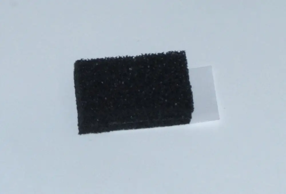 Schwarzes Dichtungsmaterial in rechteckiger Form, möglicherweise für eine Abdeckung, auf hellem Hintergrund. Geeignet für eine Anwendung von Daikin.